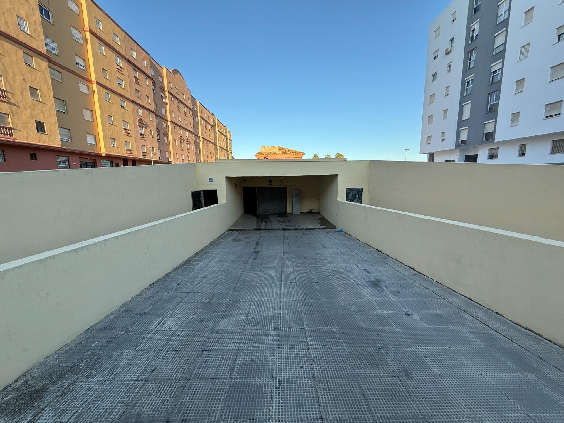 Vista exterior de Garatge en venda en La Línea de la Concepción