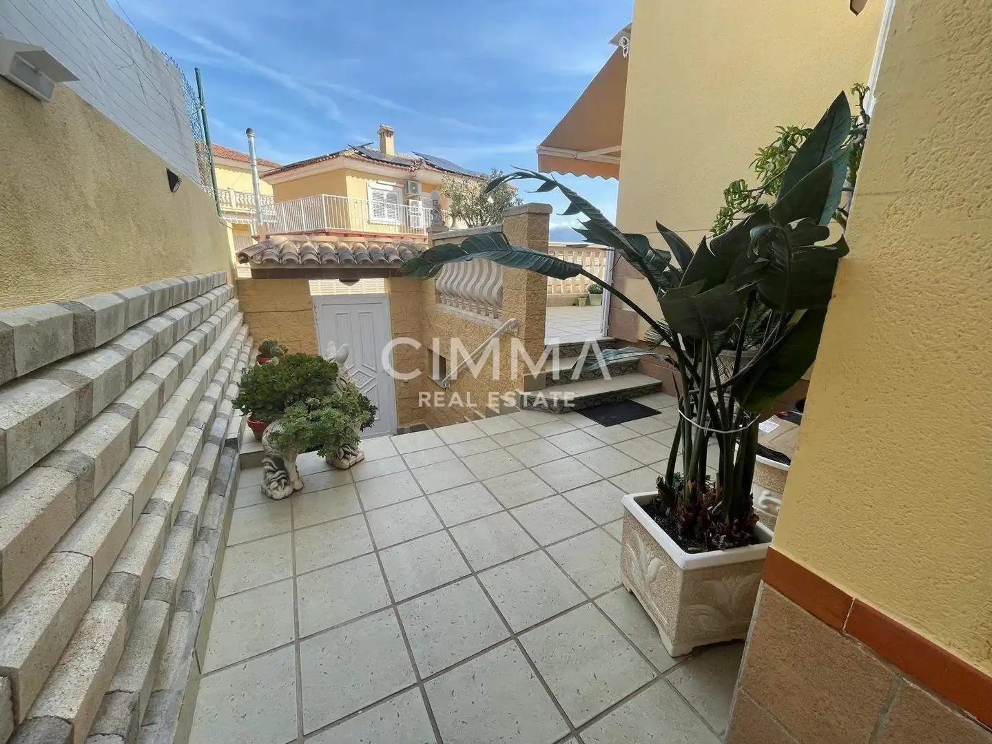 Vista exterior de Casa o xalet en venda en La Nucia amb Aire condicionat, Jardí privat i Terrassa