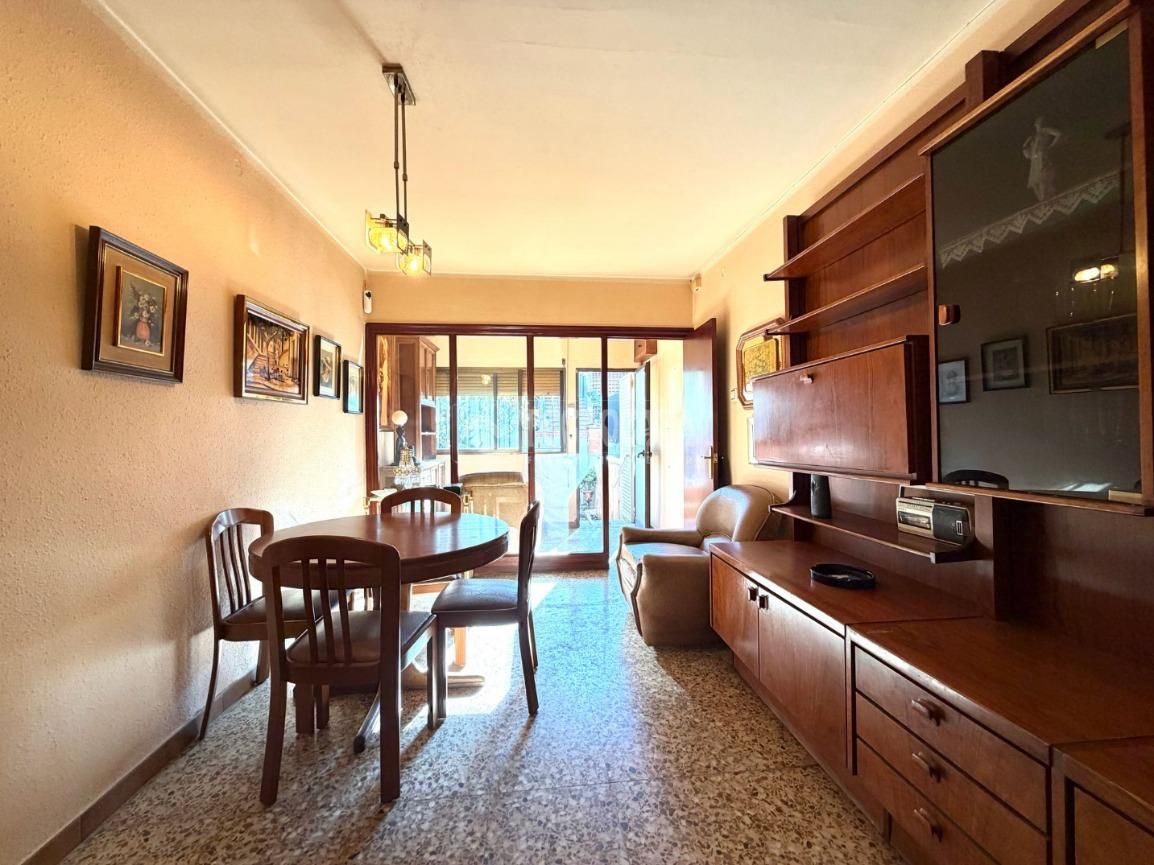 Dining room of Single-family semi-detached for sale in  Barcelona Capital