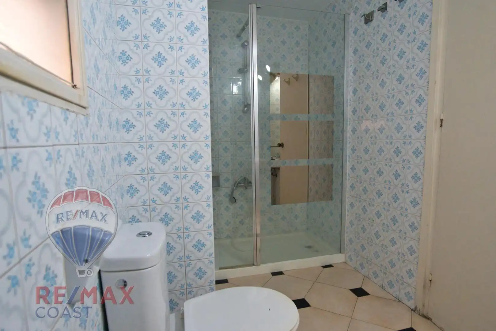 Baño de Piso en venta en Málaga con Terraza y Alarma