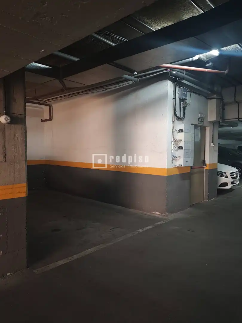 Parking de Piso en venta en Madrid con Aire acondicionado, Calefacción y Jardín privado