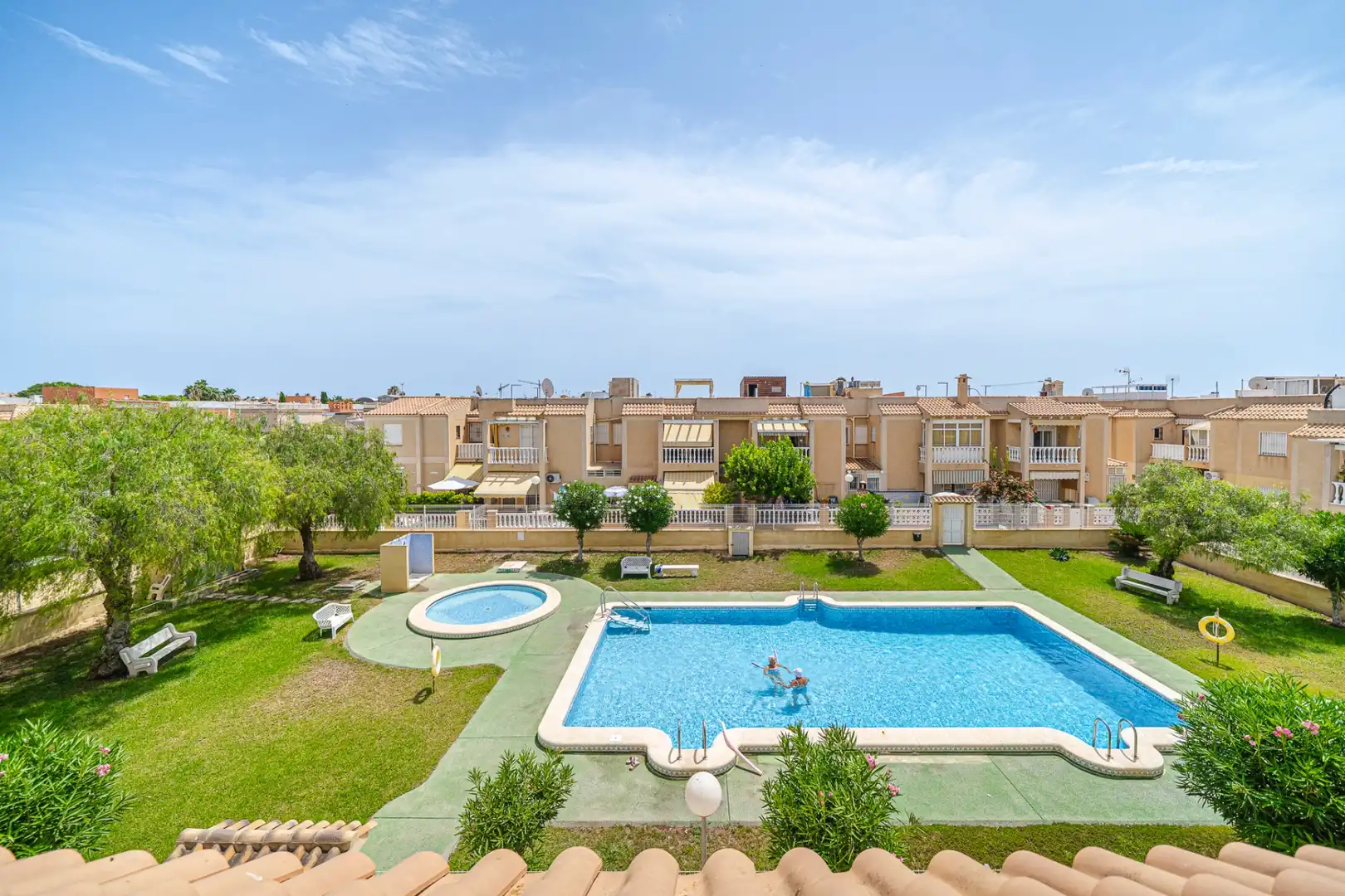 Piscina de Ático en venta en Torrevieja con Jardín privado, Terraza y Trastero