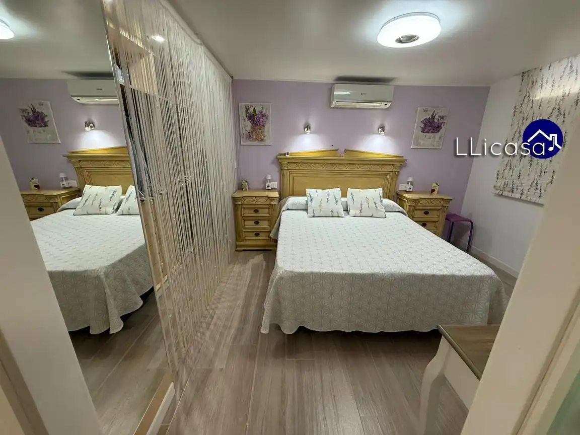 Habitación de Casa adosada en venta en La Pobla de Vallbona con Aire acondicionado, Jardín privado y Terraza