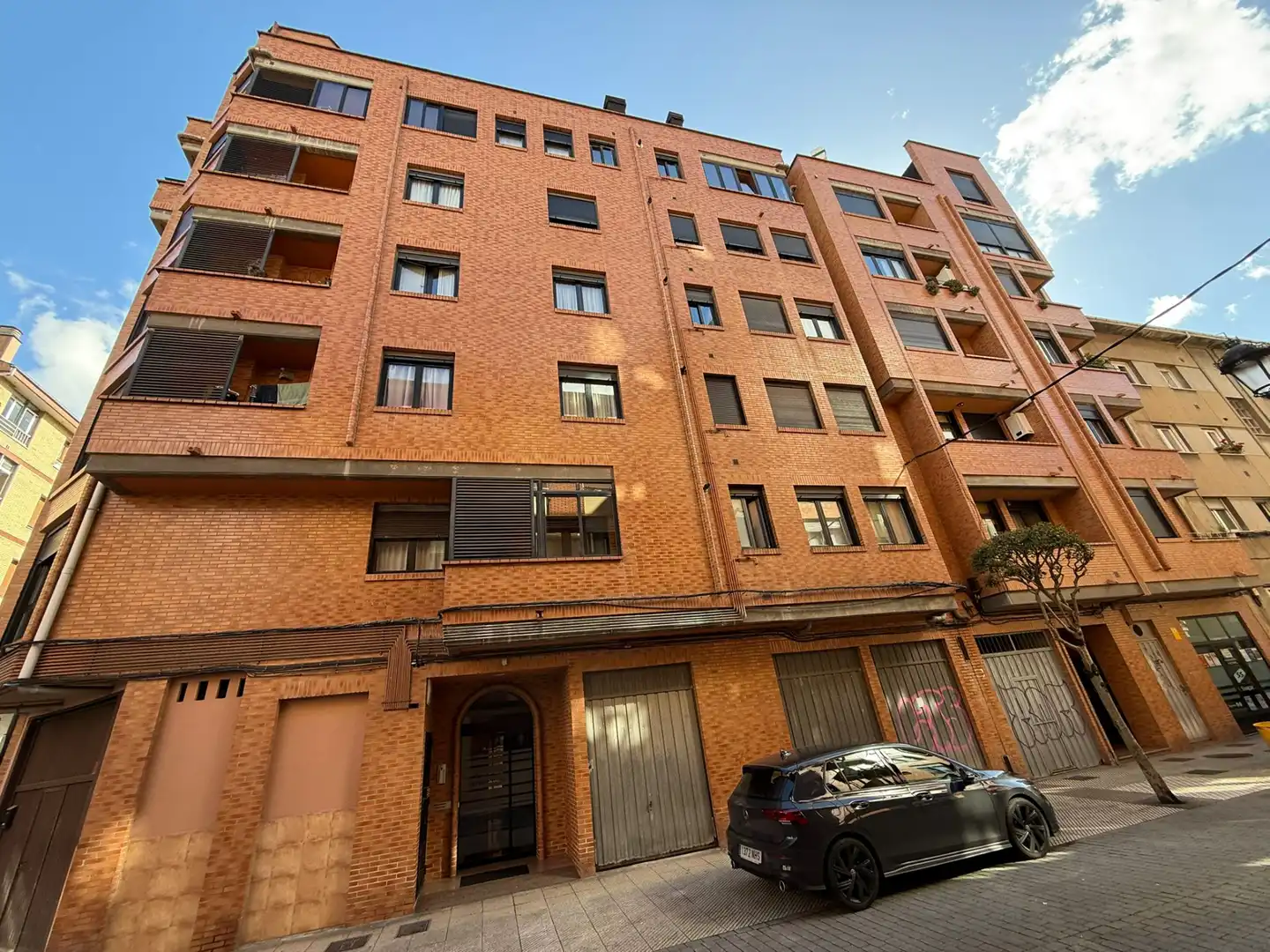 Außenansicht von Wohnung zum Verkauf in Oviedo  mit Heizung, Terrasse und Abstellraum