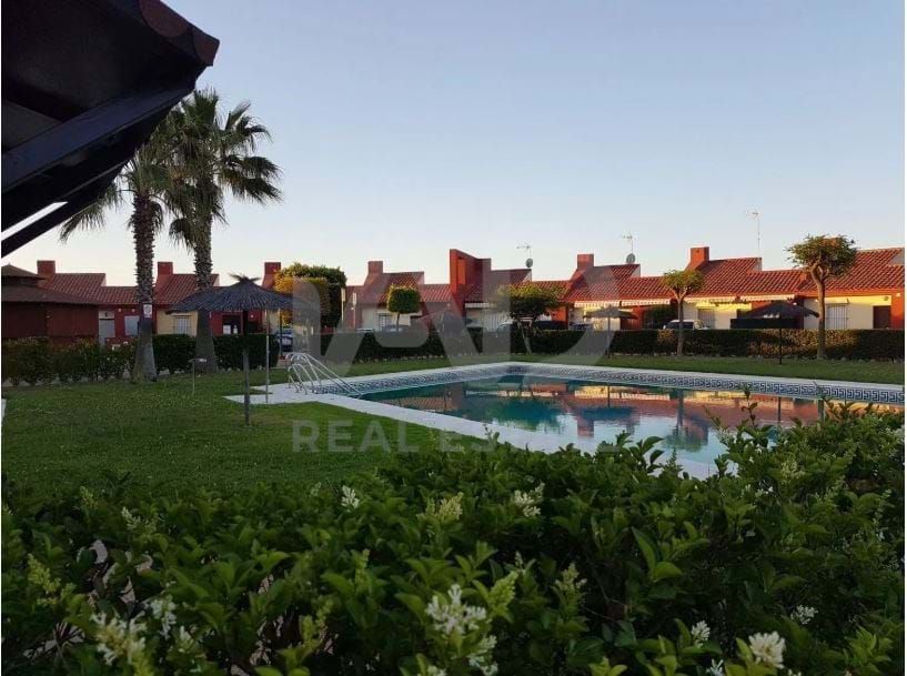 Vista exterior de Casa adosada en venda en Ayamonte amb Calefacció i Terrassa