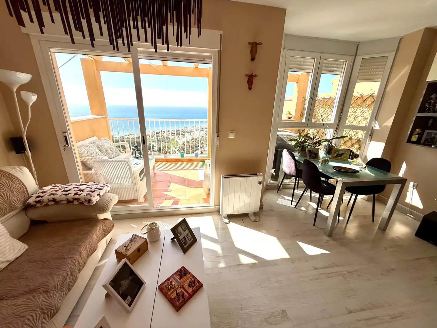 Sala d'estar de Casa adosada en venda en Torrox amb Aire condicionat, Calefacció i Jardí privat