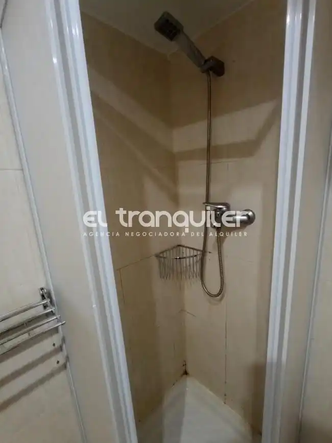 Bany de Estudi de lloguer en Madrid amb Aire condicionat, Moblat i Rentadora