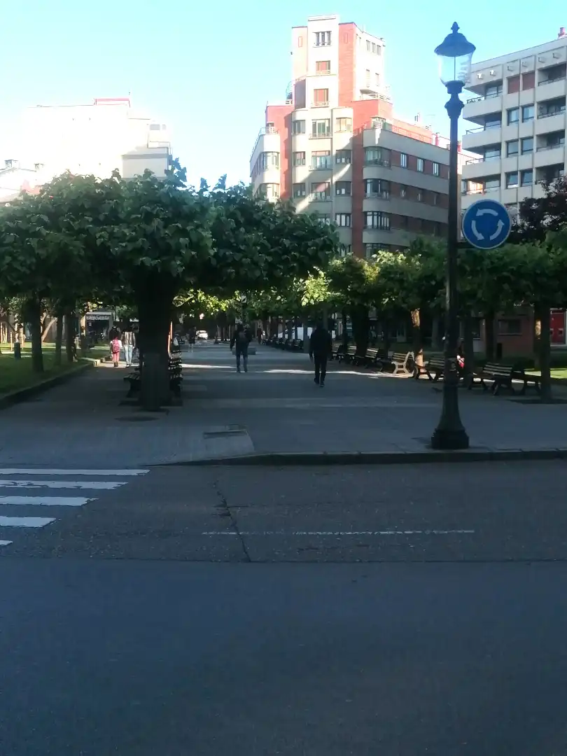Außenansicht von Wohnung zur Miete in Gijón  mit Heizung, Parkett und Terrasse