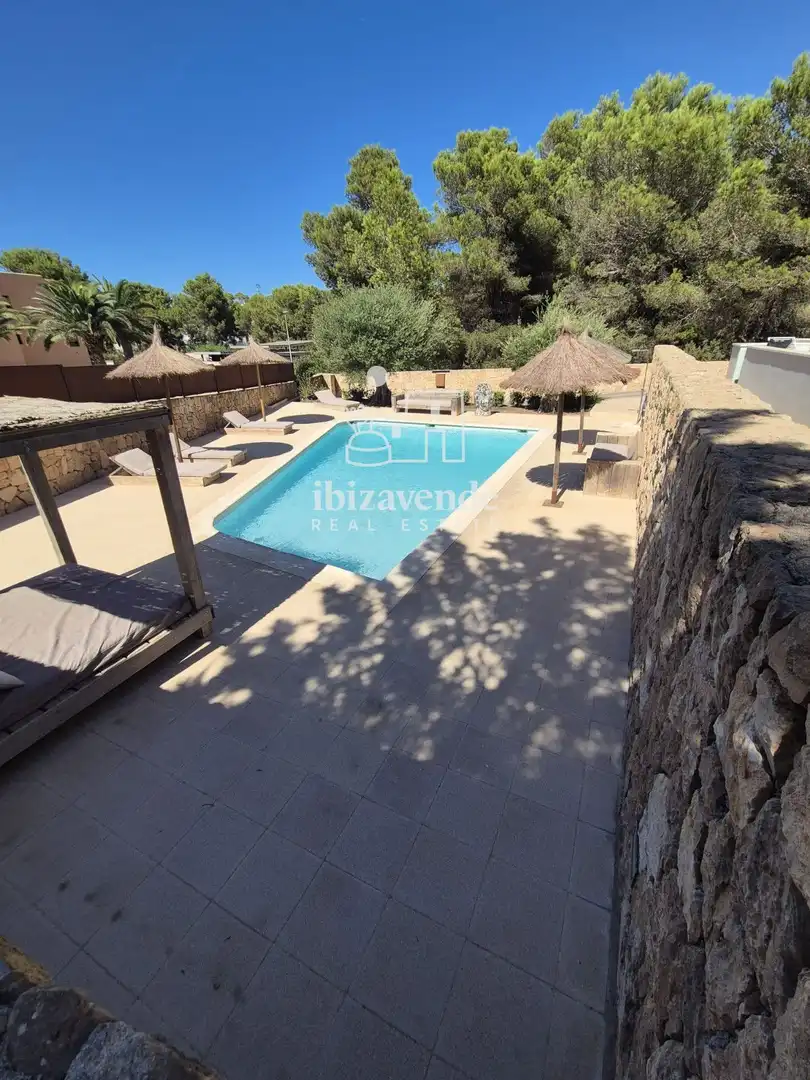 Vista exterior de Àtic de lloguer en Sant Josep de sa Talaia amb Aire condicionat, Terrassa i Piscina