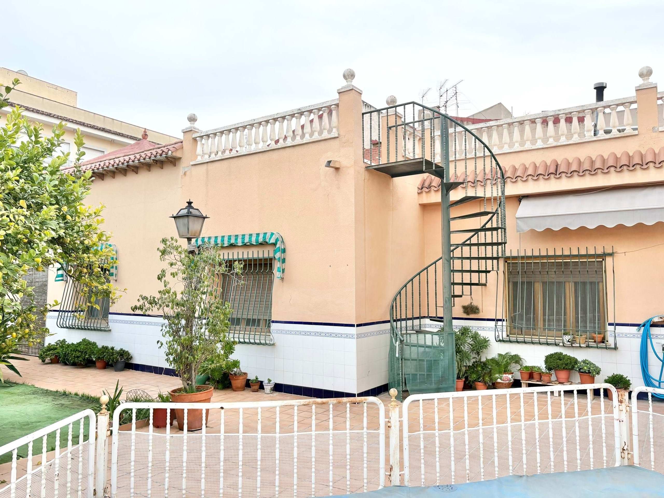 Vista exterior de Casa adosada en venda en Novelda amb Piscina