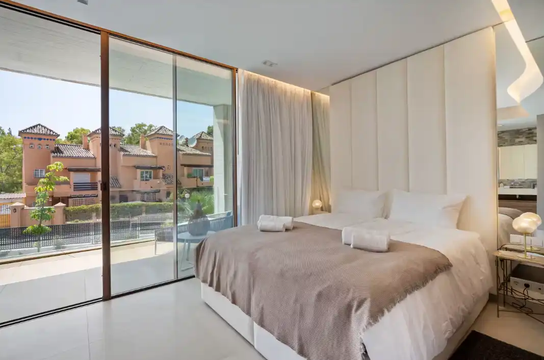 Dormitori de Casa adosada de lloguer en Marbella amb Aire condicionat, Calefacció i Jardí privat