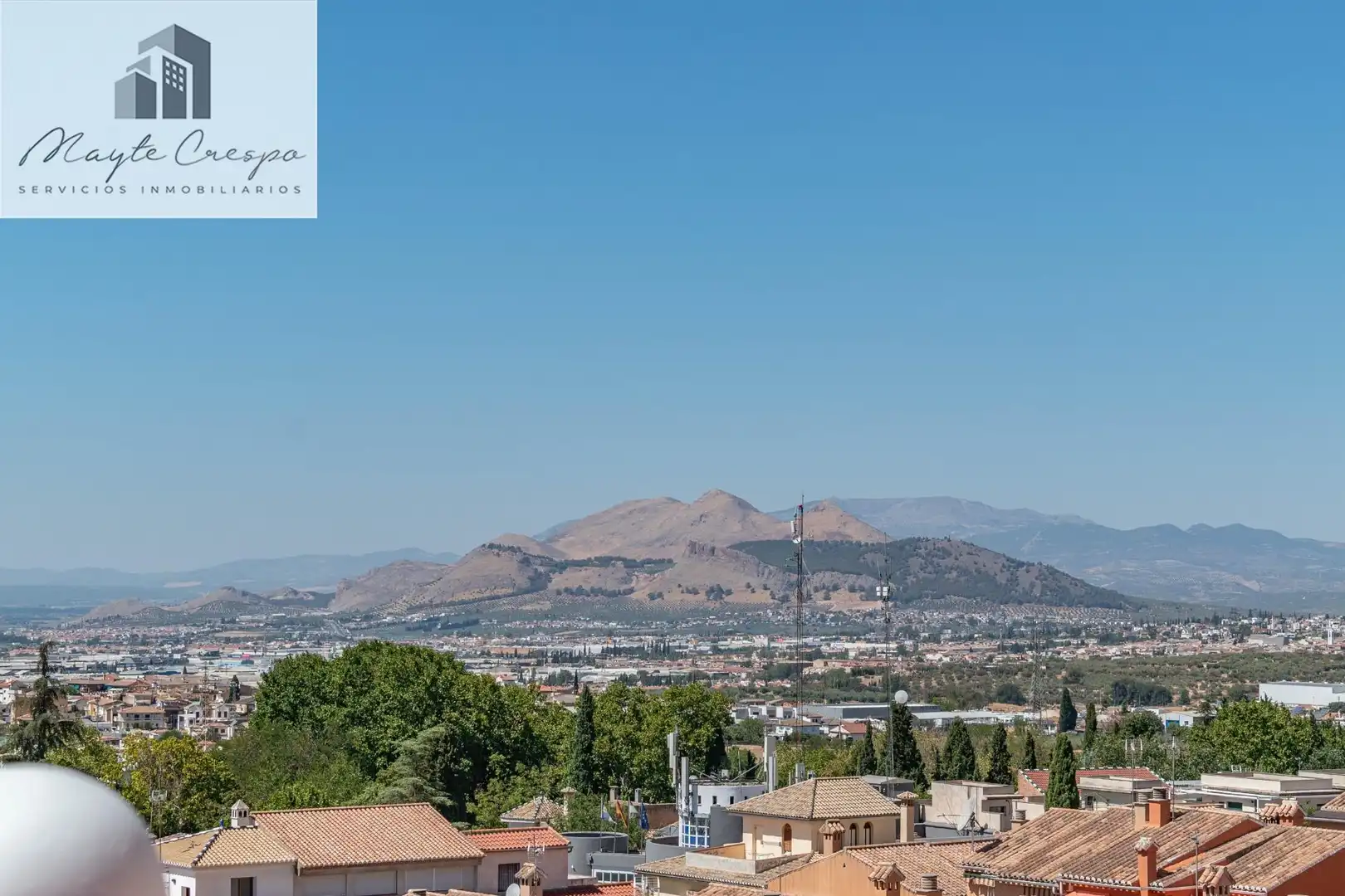 Vista exterior de Casa adosada en venta en Jun con Terraza, Amueblado y Alarma
