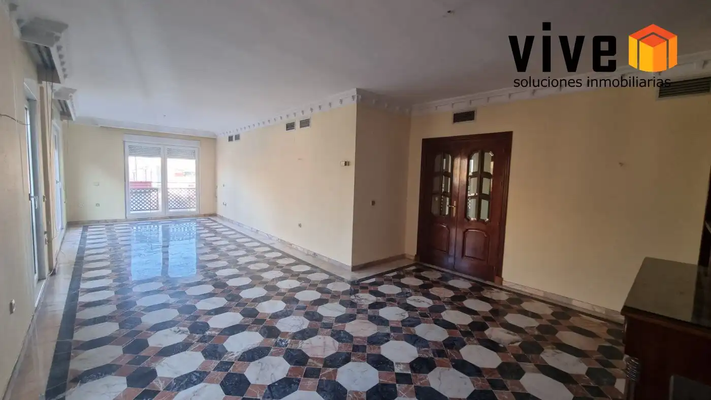 Wohnung zur Miete in Sevilla mit Klimaanlage, Terrasse und Abstellraum
