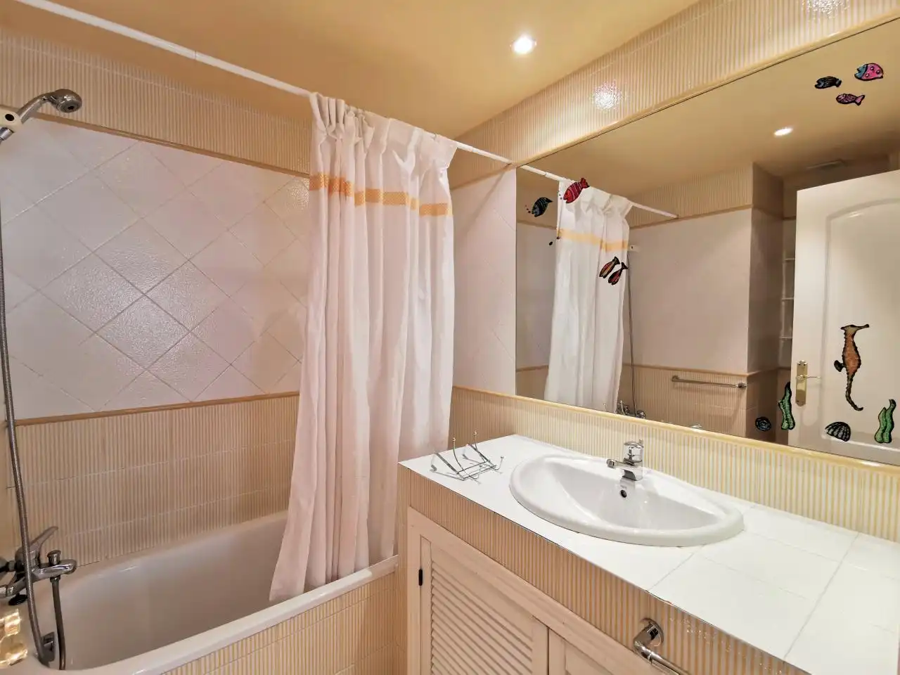 Bathroom of Apartments for rent in Madrid  with Air Conditioner, Heating and Storage room