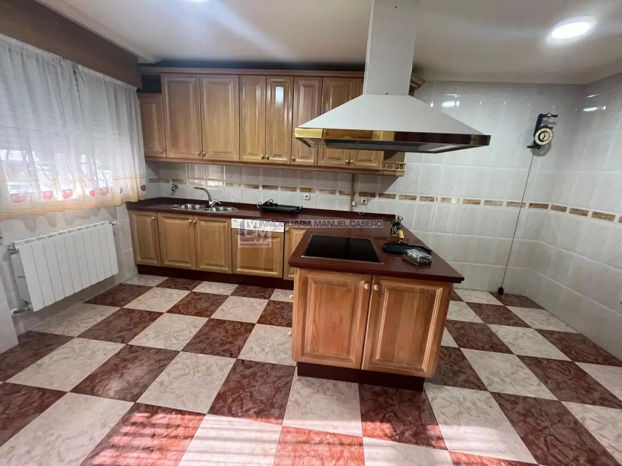 Cuina de Casa o xalet en venda en Cáceres amb Calefacció, Jardí privat i Terrassa