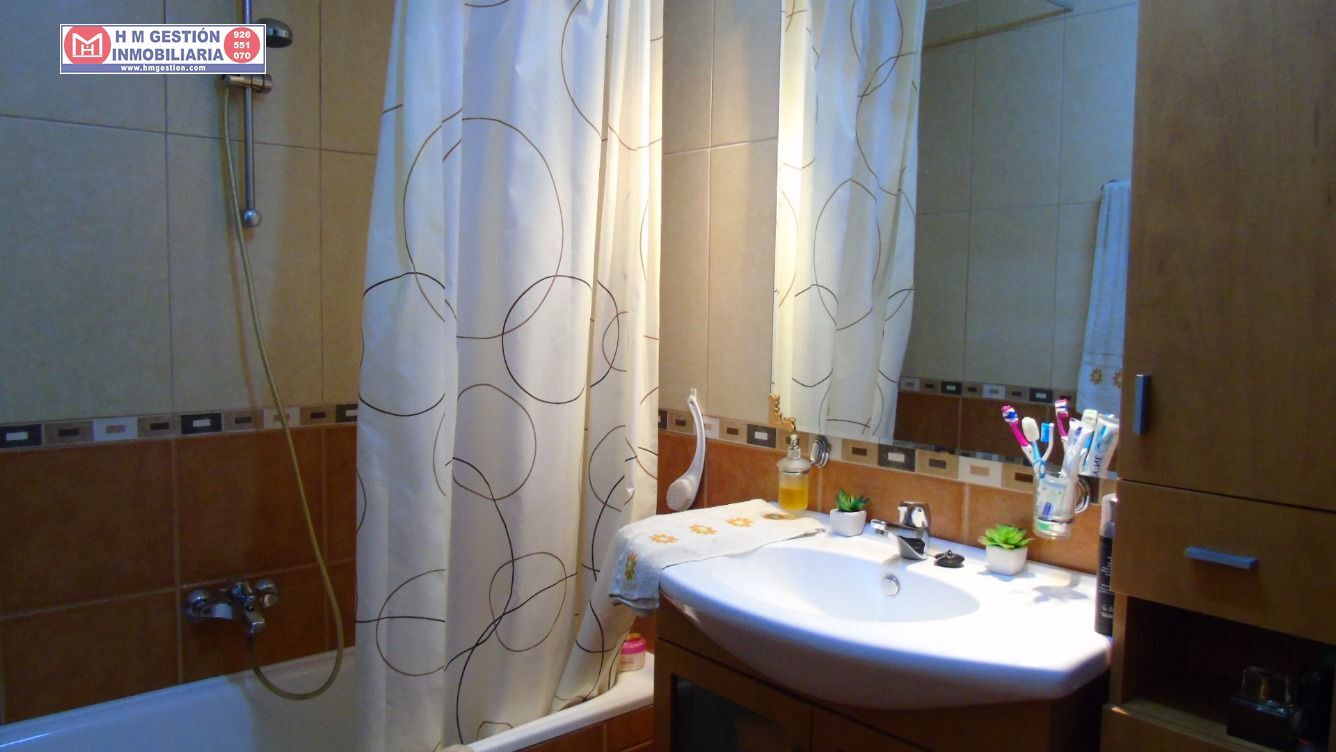 Bathroom of Flat for sale in Alcázar de San Juan  with Heating, Terrace and Storage room