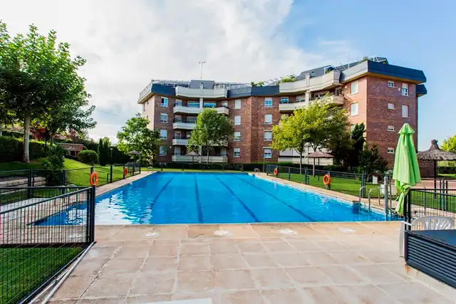 Piscina de Pis en venda en Majadahonda amb Calefacció, Terrassa i Traster