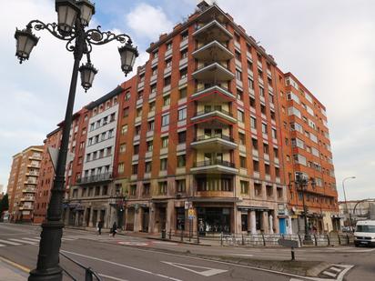 Vista exterior de Pis en venda en Oviedo 