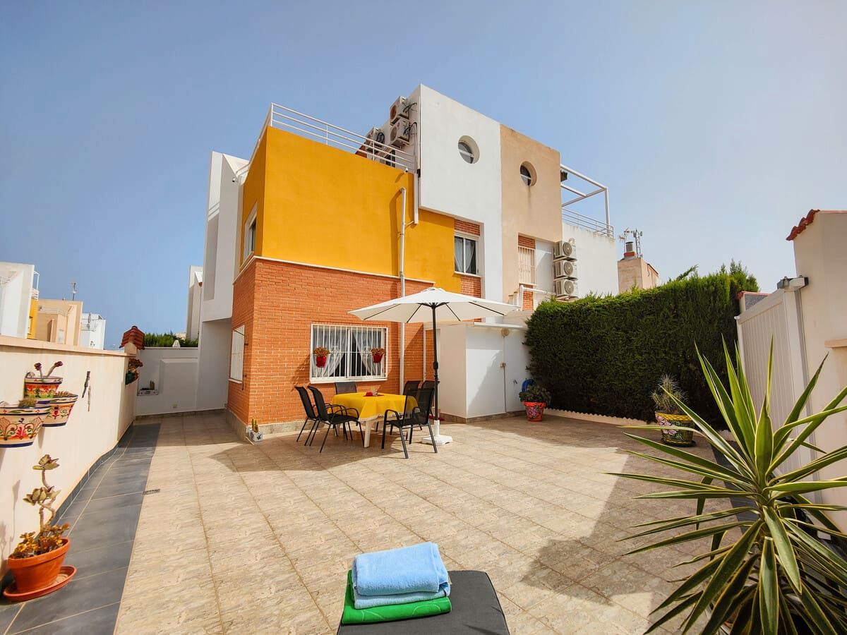 Vista exterior de Casa adosada en venda en Orihuela amb Aire condicionat, Jardí privat i Terrassa
