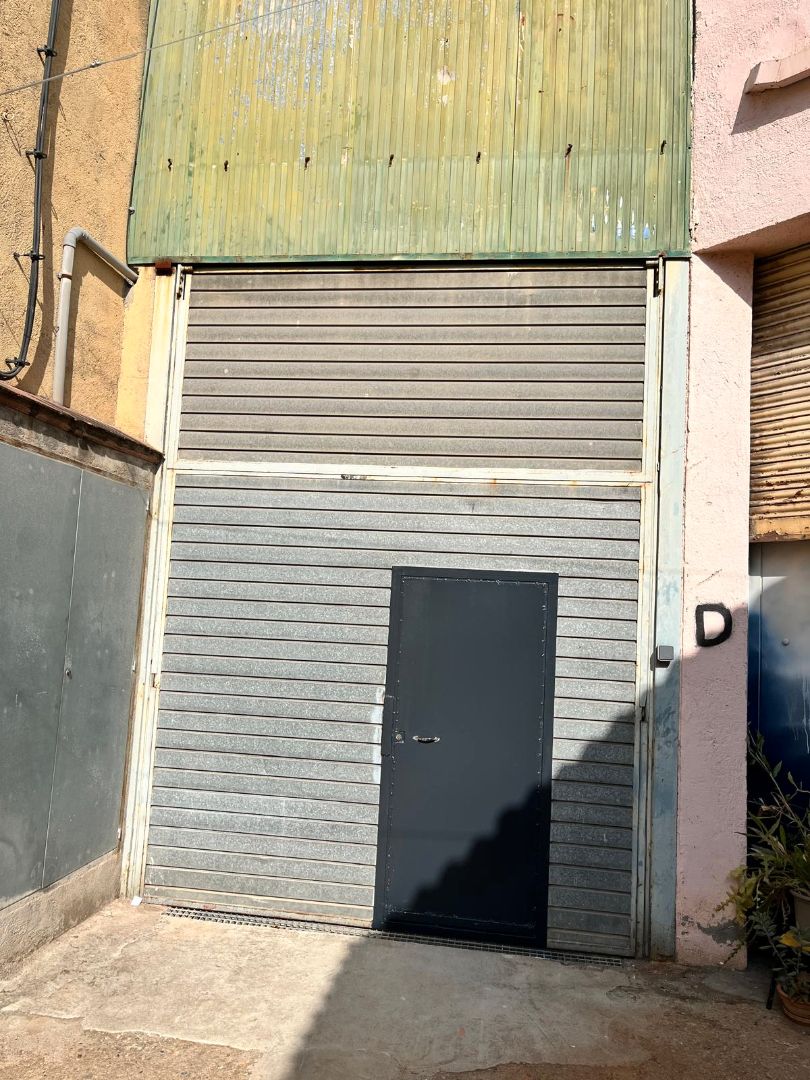 Vista exterior de Nau industrial de lloguer en L'Hospitalet de Llobregat amb Alarma