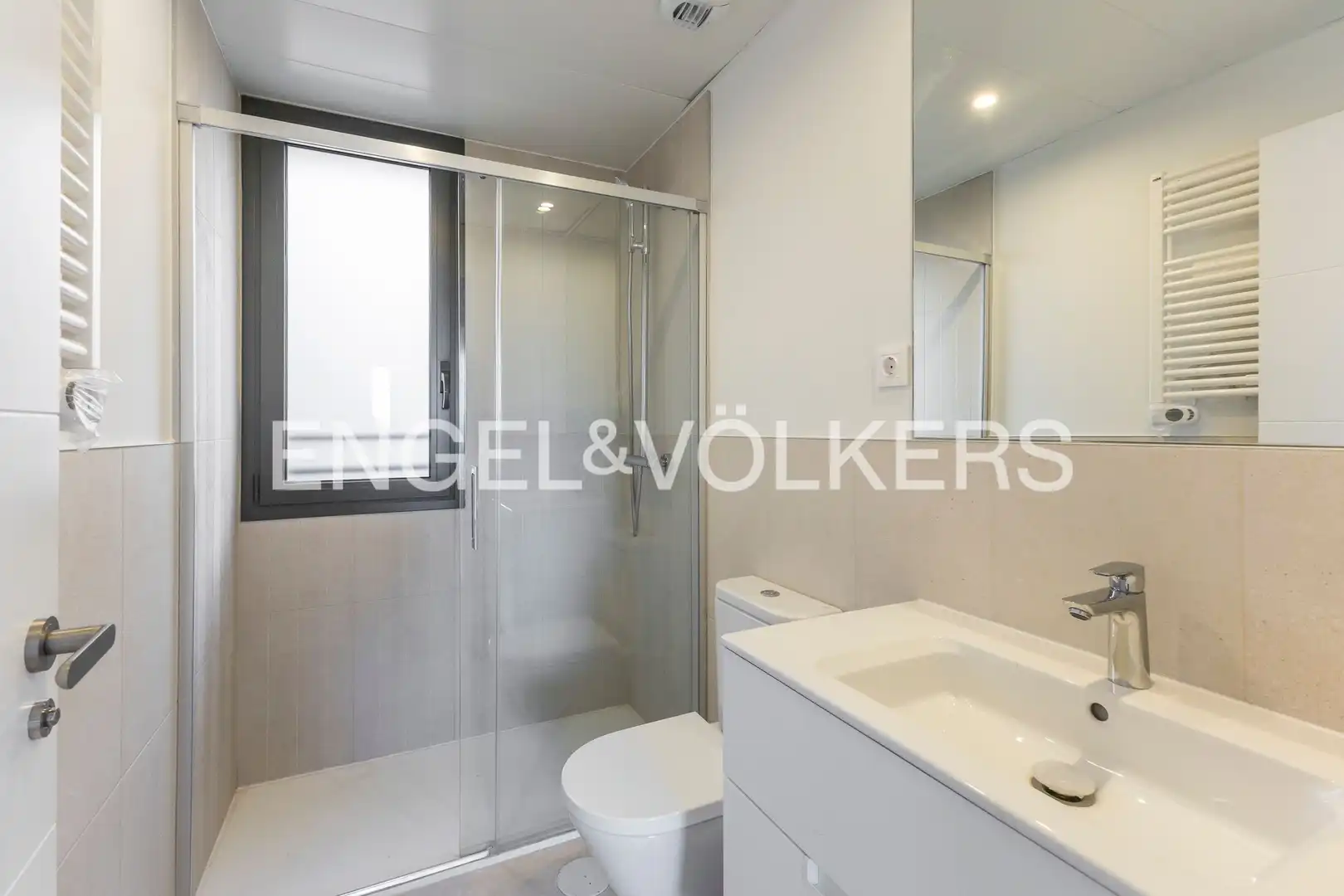 Baño de Piso de alquiler en Madrid con Aire acondicionado, Calefacción y Jardín privado