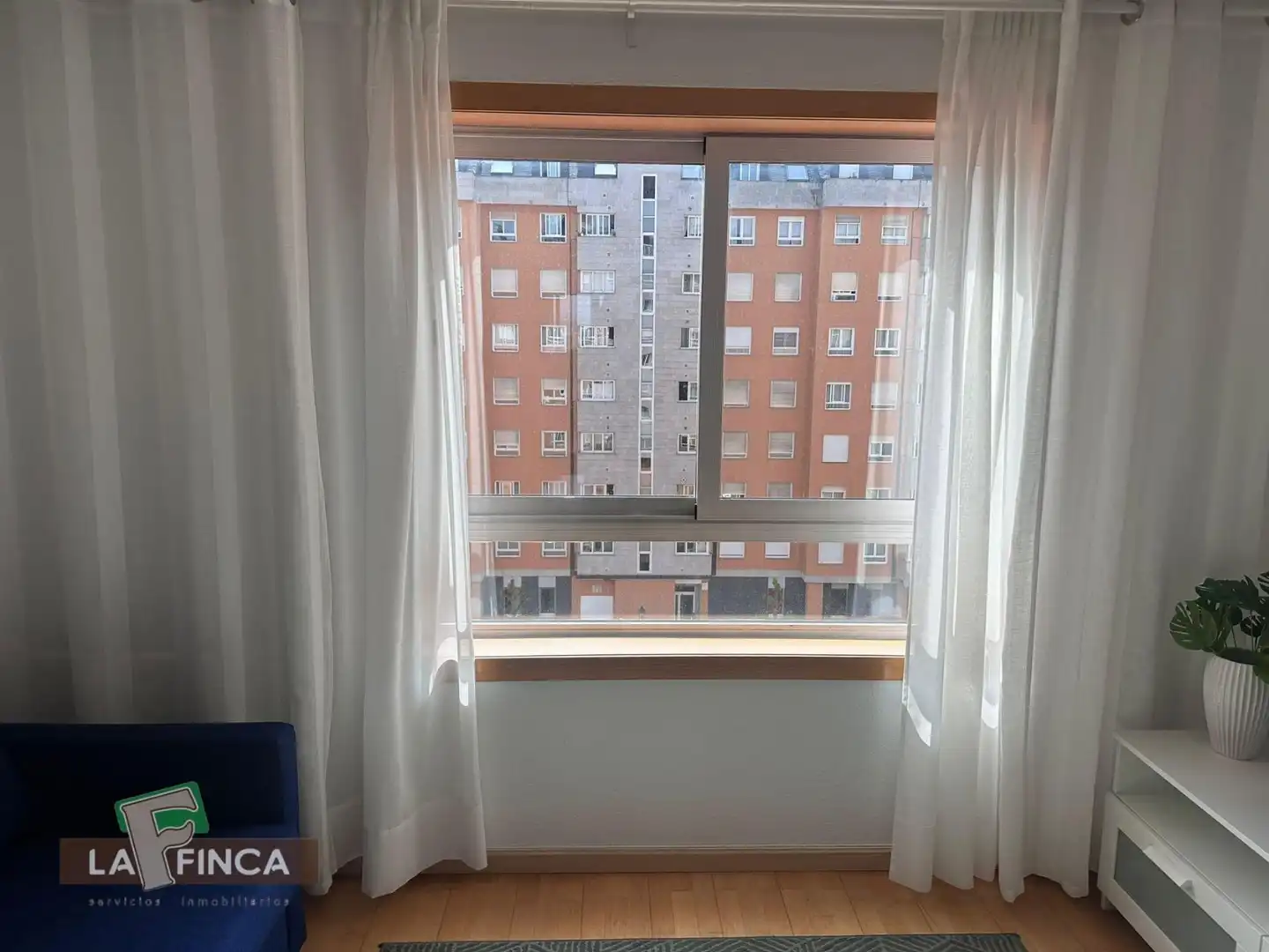Dormitori de Pis en venda en Oviedo  amb Calefacció, Parquet i Traster