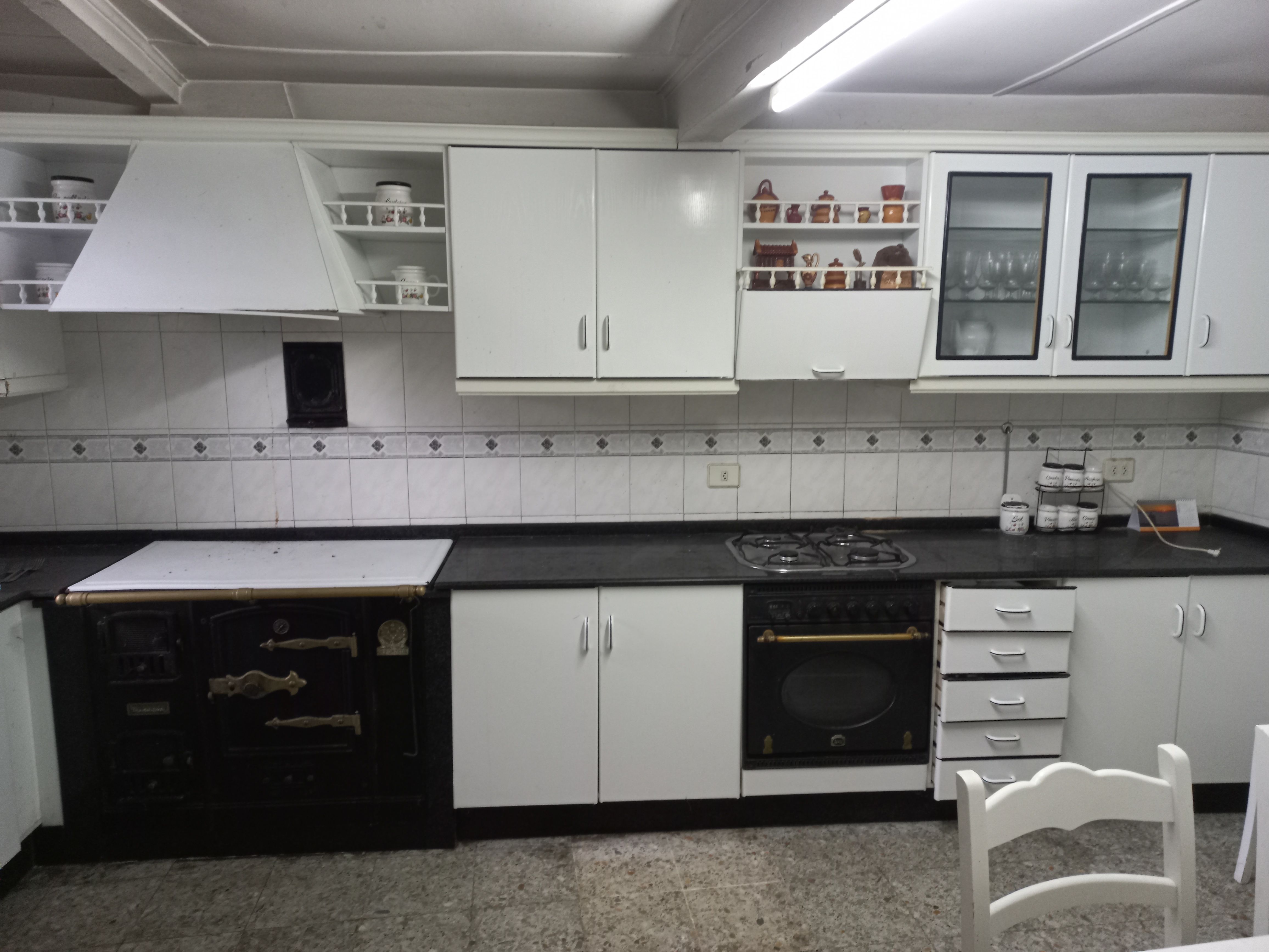 Cuina de Casa o xalet en venda en Oleiros amb Jardí privat i Moblat