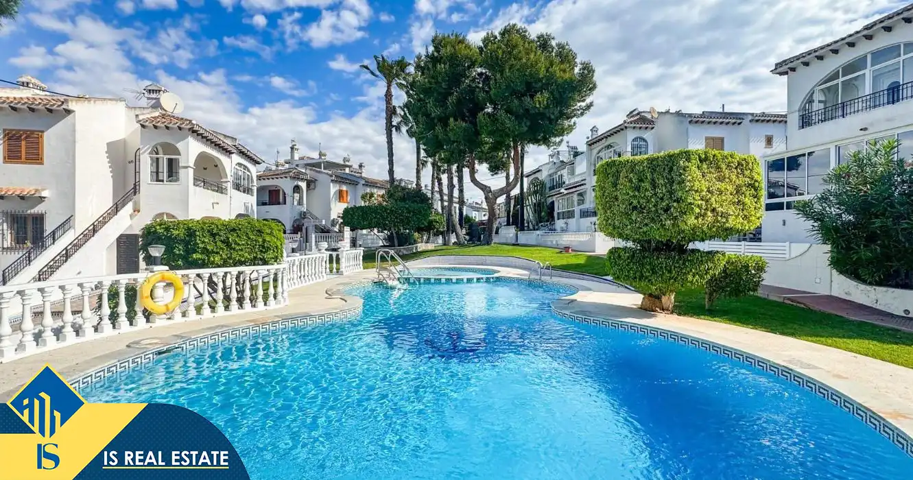 Vista exterior de Casa o xalet en venda en Torrevieja amb Calefacció, Terrassa i Traster