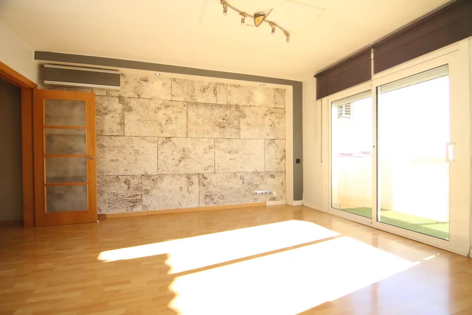 Sala de estar de Piso en venta en Olesa de Montserrat con Aire acondicionado, Calefacción y Parquet