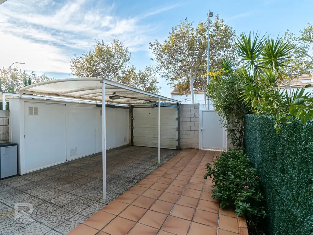 Parking of Detached homes for sale in Gandia