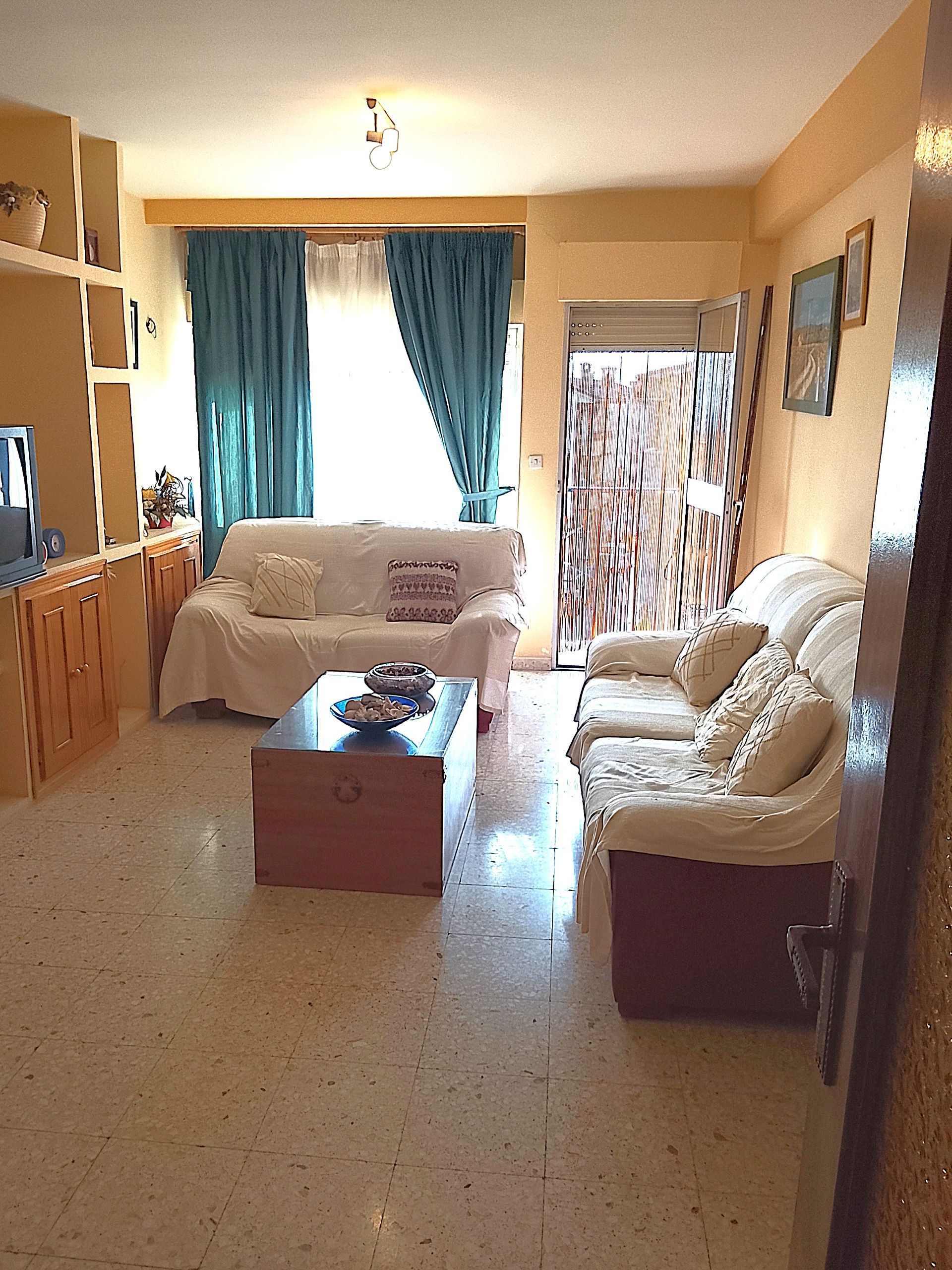 Sala d'estar de Pis de lloguer en Madrigal de la Vera amb Terrassa i Moblat