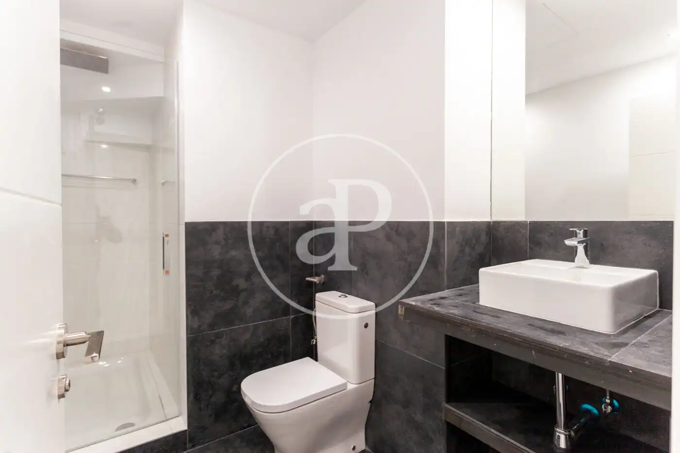 Badezimmer von Dachboden zur Miete in Madrid mit Klimaanlage, Heizung und Terrasse
