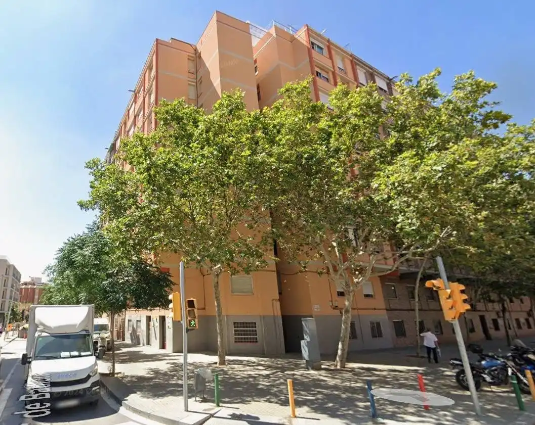 Vista exterior de Planta baixa en venda en L'Hospitalet de Llobregat