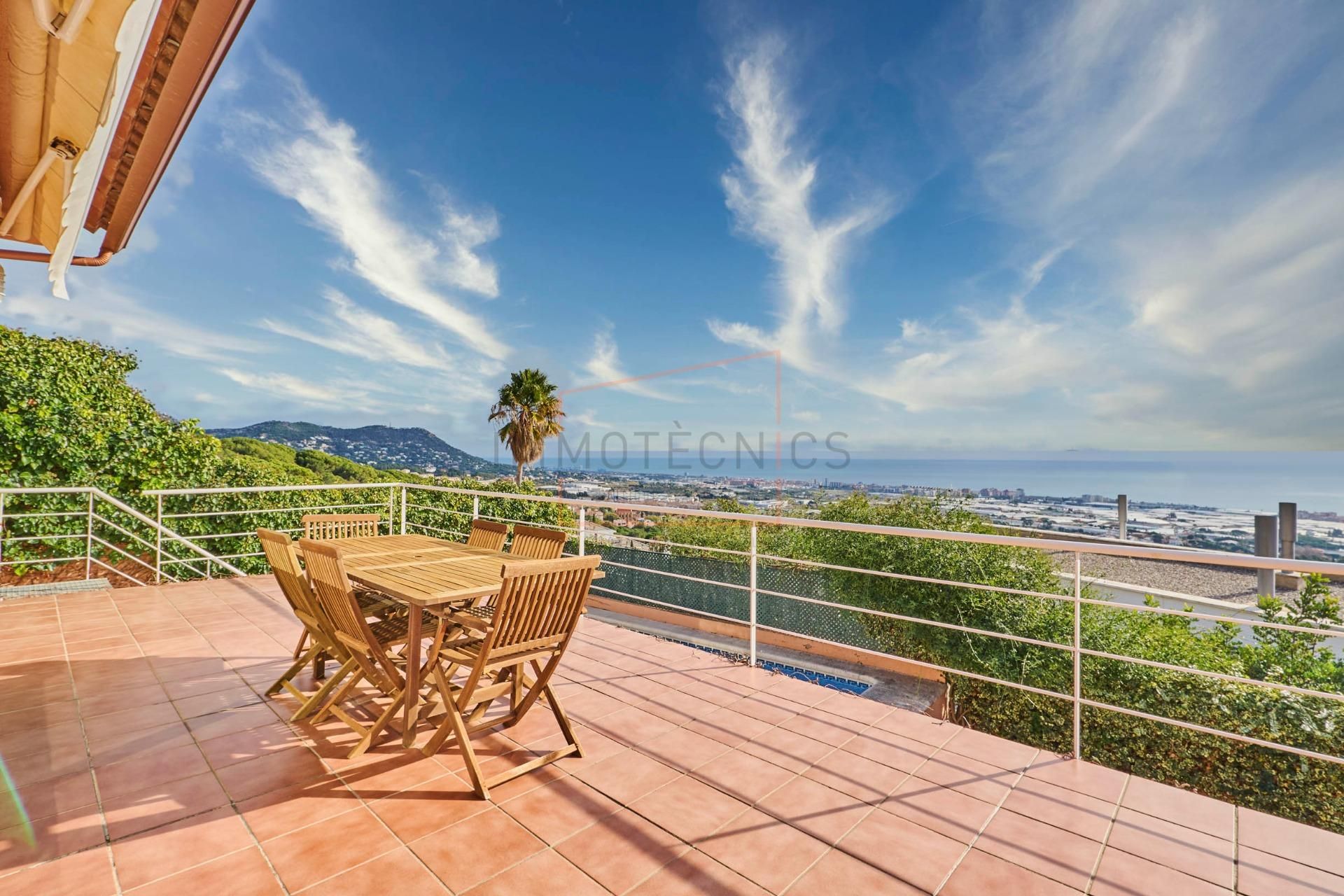Vista exterior de Casa o xalet en venda en Premià de Dalt amb Aire condicionat, Calefacció i Jardí privat