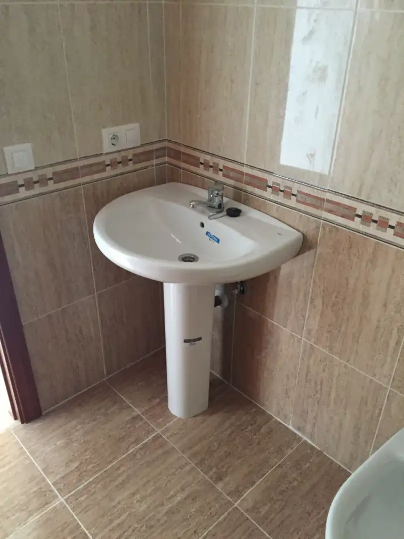 Badezimmer von Wohnungen zum Verkauf in Fuente Vaqueros mit Ofen und Waschmaschine