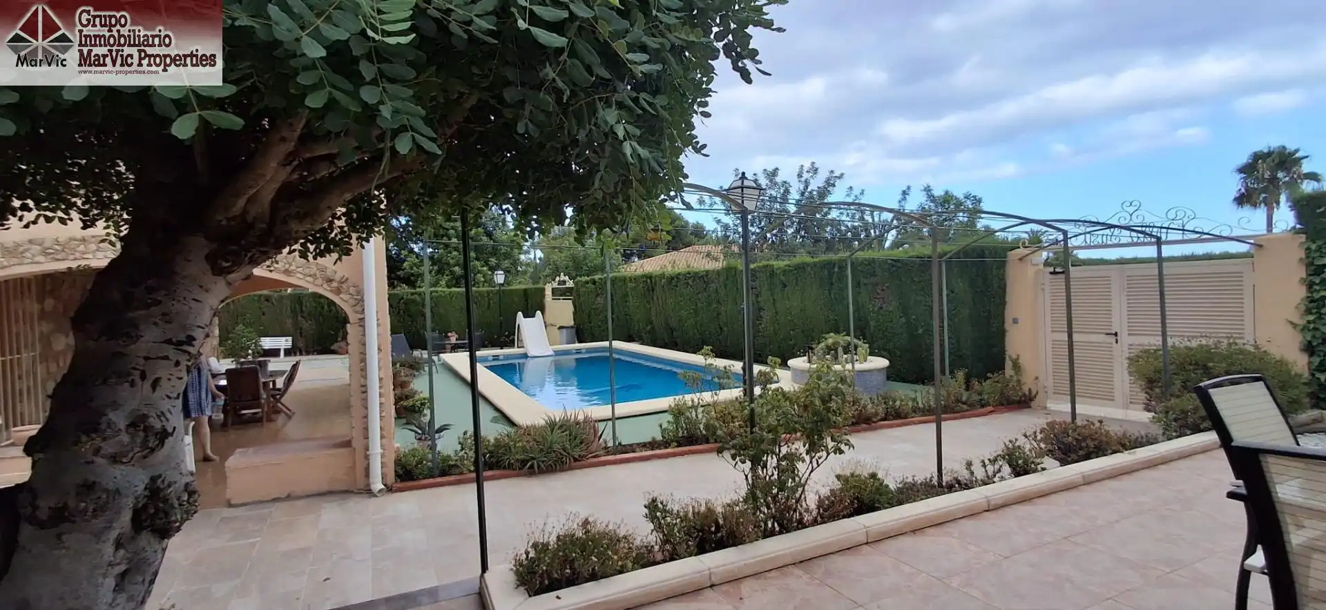 Piscina de Casa o xalet en venda en Benidorm amb Aire condicionat, Jardí privat i Terrassa
