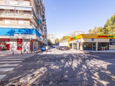 Local commercial à louer à Principes de España