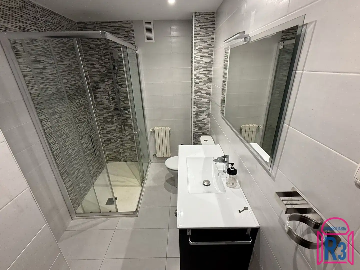 Badezimmer von Wohnung zur Miete in León Capital  mit Heizung, Terrasse und Abstellraum