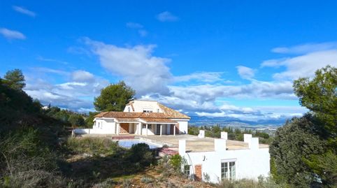 Villa de 1.089m 70 completado con alojamiento para invitados en una parcela de 3.965m en Alhaurín El Grande. REF V3787210