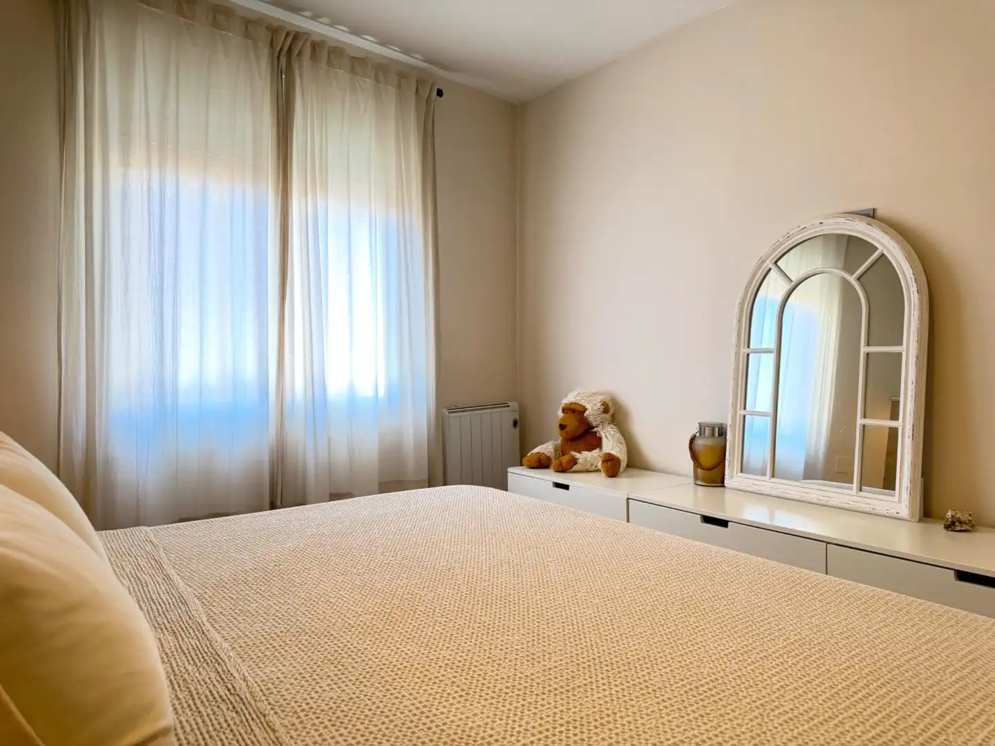 Schlafzimmer von Dachboden zum Verkauf in Mataró mit Klimaanlage, Heizung und Parkett