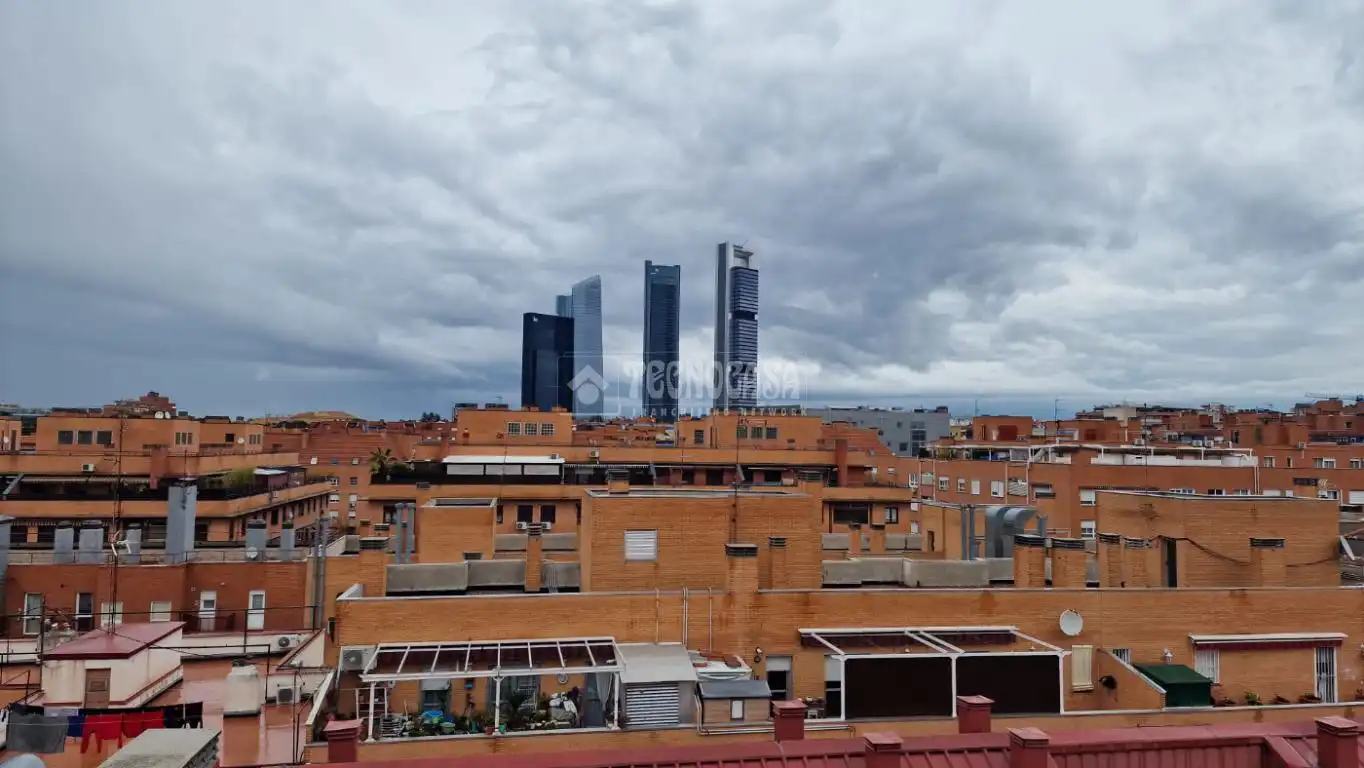 Vista exterior de Piso en venta en Madrid con Calefacción