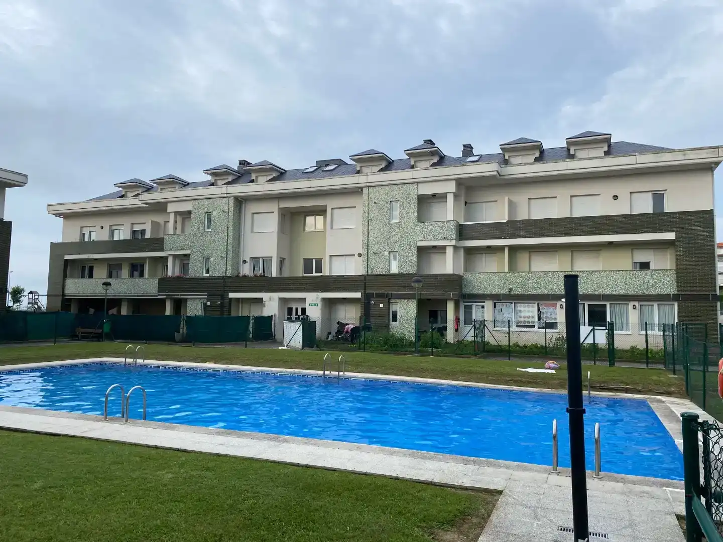 Außenansicht von Wohnung zur Miete in Suances mit Parkett, Schwimmbad und Möbliert