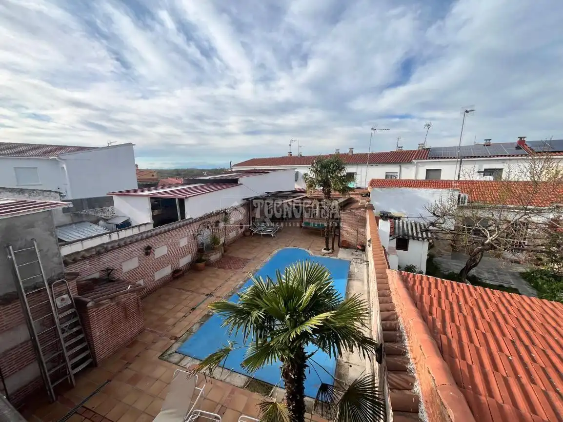 Vista exterior de Casa adosada en venta en Las Herencias con Calefacción, Piscina y Amueblado