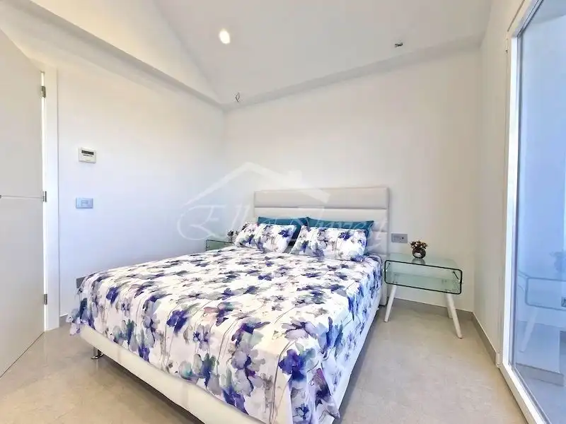 Dormitori de Casa adosada en venda en Adeje amb Aire condicionat, Jardí privat i Terrassa