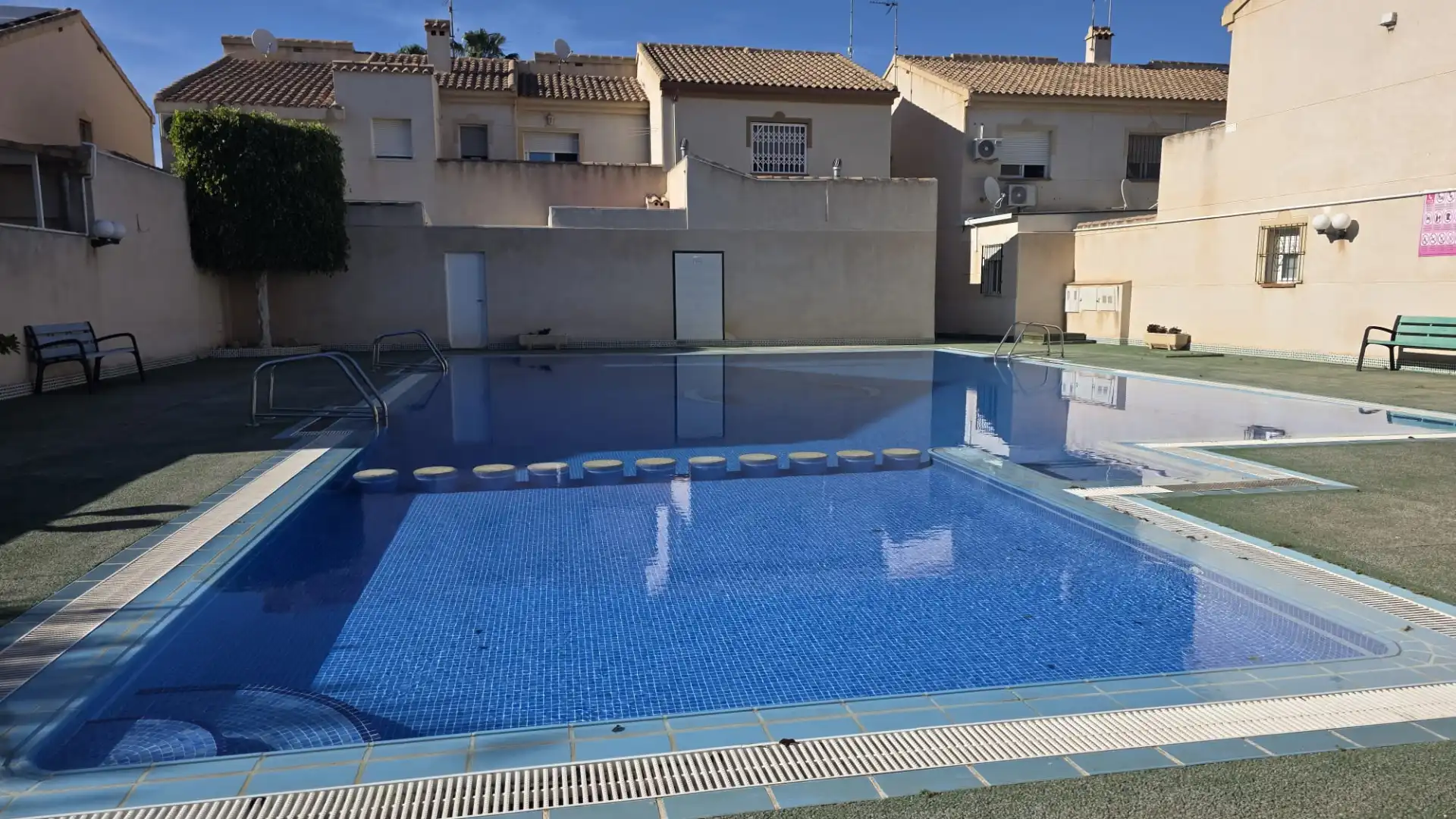 Schwimmbecken von Einfamilien-Reihenhaus zum Verkauf in San Javier mit Klimaanlage, Heizung und Privatgarten