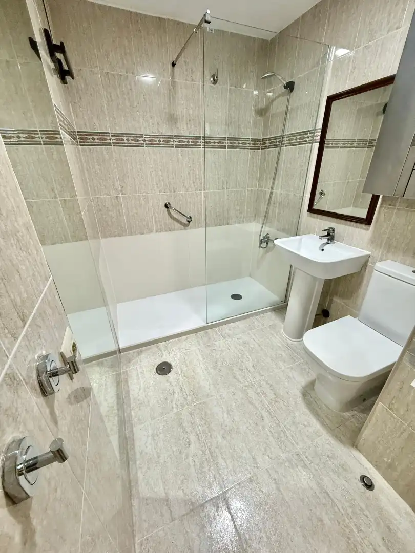 Baño de Piso en venta en Valencia con Aire acondicionado, Horno y Balcón