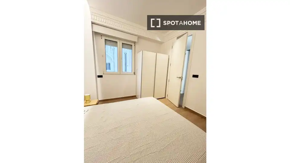 Schlafzimmer von Wohnung zur Miete in Valencia mit Klimaanlage, Heizung und Möbliert