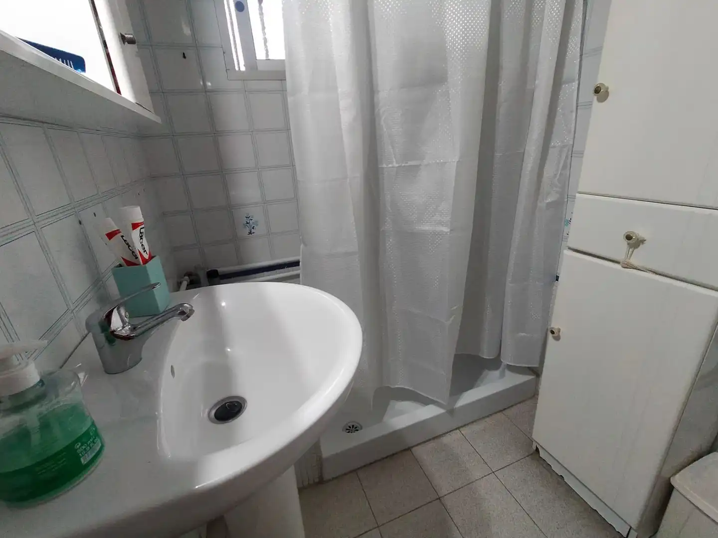 Badezimmer von Dachboden zum Verkauf in La Línea de la Concepción mit Terrasse und Abstellraum