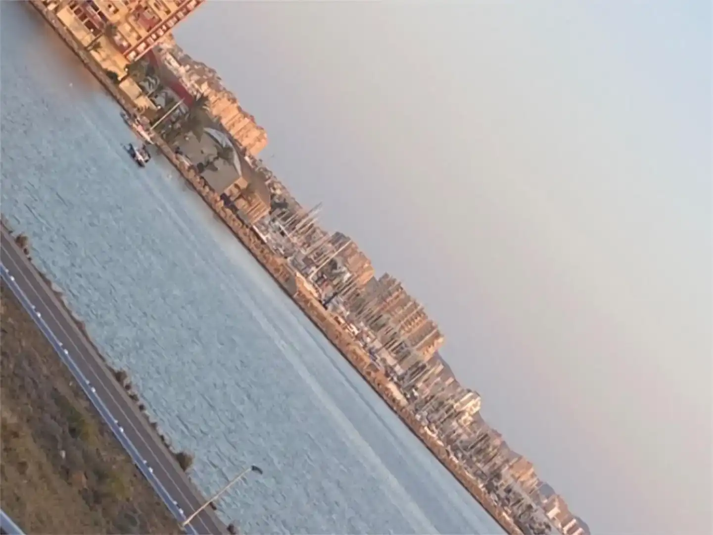 Vista exterior de Pis de lloguer en La Manga del Mar Menor amb Aire condicionat, Jardí privat i Piscina