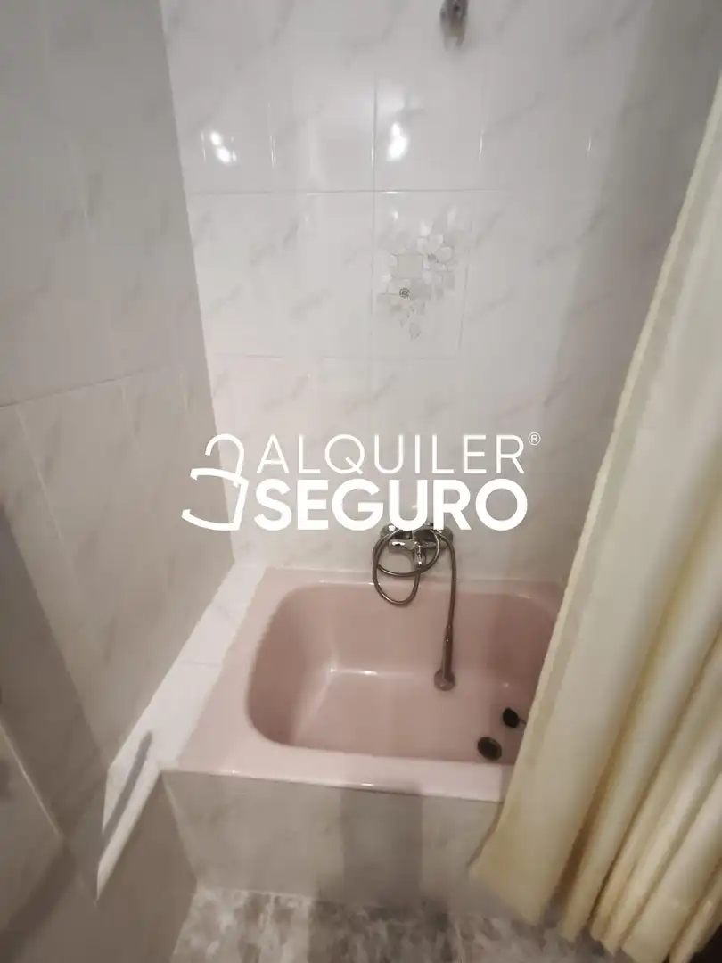 Badezimmer von Wohnung zur Miete in Zaragoza mit Heizung, Terrasse und Abstellraum